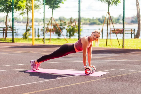 Passa Sportig Kvinna Träning Matta Utomhus Sommardag Utför Perfekt Planka — Stockfoto