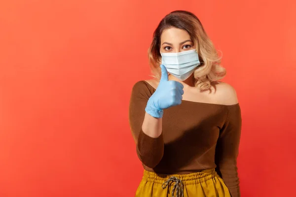 Porträt Einer Frau Mit Hygienischer Gesichtsmaske Und Handschuhen Die Daumen — Stockfoto