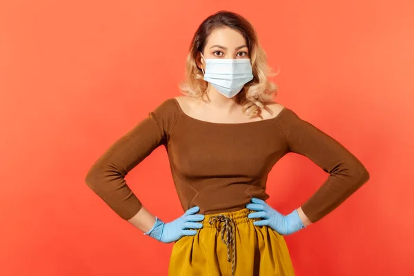 Porträt Einer Selbstbewussten Frau Mit Chirurgischer Gesichtsmaske Und Handschuhen Die — Stockfoto