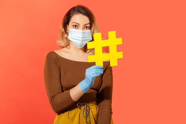 Μείνε Σπίτι Ετικέτα Μηνύματος Γυναίκα Φορώντας Χειρουργικά Γάντια Μάσκα Προσώπου — Φωτογραφία Αρχείου