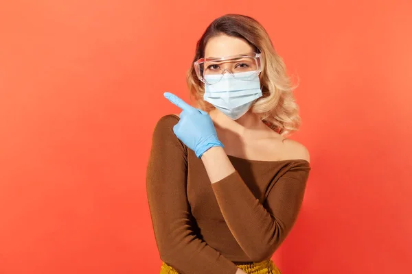 Siehe Tipps Gegen Die Coronavirus Pandemie Frau Mit Hygienischer Gesichtsmaske — Stockfoto