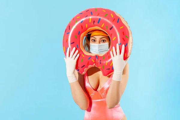 Plajda Bulaşıcı Koronavirüsü Önlemek Için Plastik Halkadan Bakan Hijyenik Maske — Stok fotoğraf