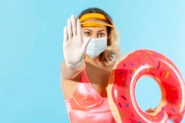 水着の厳格な女性は リゾート地で伝染性のコロナウイルスを防ぐために衛生的な顔のマスクと手袋を着用し 停止を示し 否定で警告し 禁止ジェスチャー Covid 19で夏 スタジオショット — ストック写真