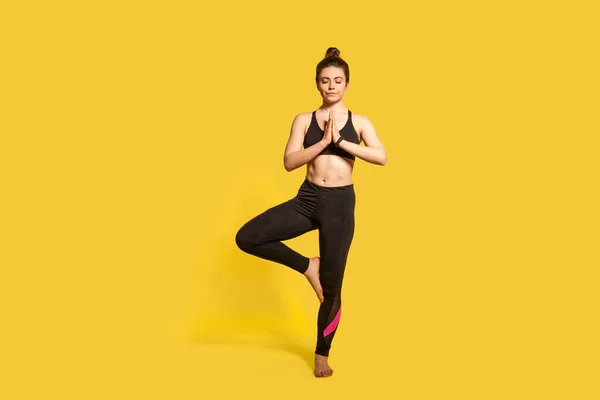 Baumpose Athletische Schlanke Frau Mit Haarbüschel Enger Sportbekleidung Die Yoga — Stockfoto