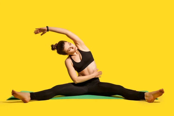 Chica Gimnasta Con Moño Pelo Ropa Deportiva Apretada Sentado Estera — Foto de Stock