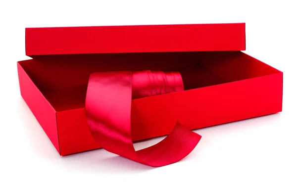 Caja de regalo roja con cinta roja . — Foto de Stock