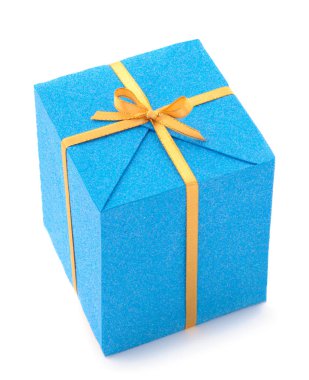 Hediye kutusu, beyaz arka planda izole edilmiş bir hediye..