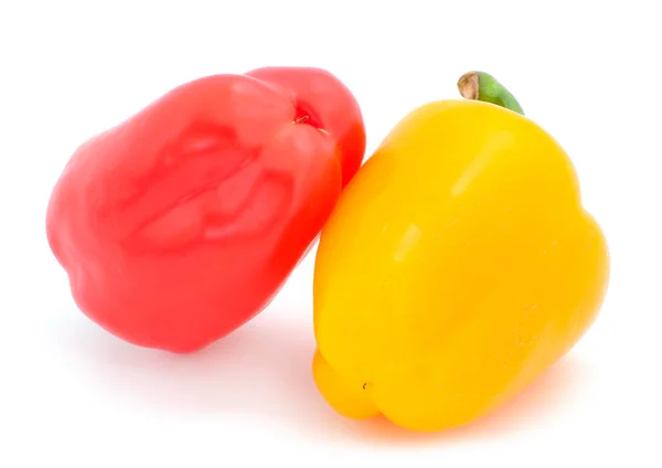 Pimentos vermelho e amarelo isolado . — Fotografia de Stock