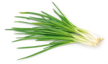 Beyaz arkaplanda izole edilmiş bir grup yeşil soğan. 