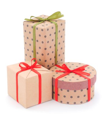 Hediye kutuları, beyaz arka planda hediyeler izole edilmiş. Tatilde. Sevgililer Günü. Kadınlar Günü. Anneler Günü.