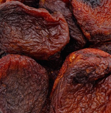 Kurumuş kayısılar beyaz arka planda izole edilmiş meyveler.