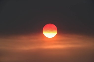 bulutlar ile turuncu günbatımı.