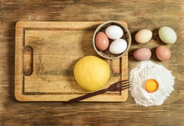 Yumurtalı makarna hamurlu çörek, masada malzemeler var..