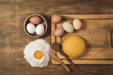 Yumurtalı makarna hamurlu çörek, masada malzemeler var..