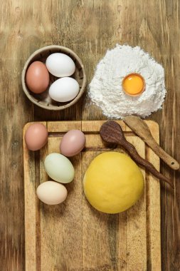 Yumurtalı makarna hamurlu çörek, masada malzemeler var..