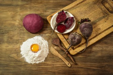 Masadaki malzemeli erişteler için mor hamur çöreği..