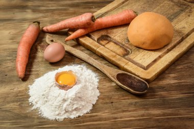 Portakallı hamur ekmeği, içinde malzemeler olan erişteler için..