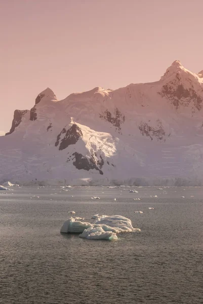 Море Горы Антарктиды — стоковое фото
