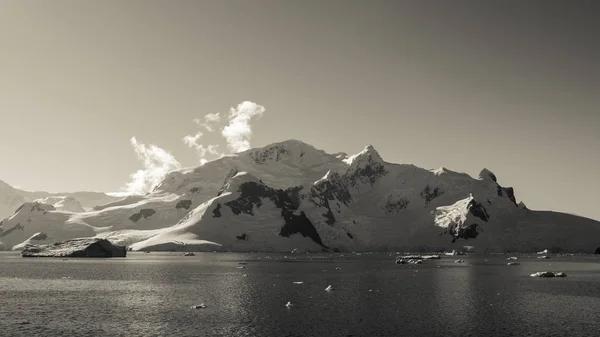 Moře Horská Krajina Antarktidě — Stock fotografie