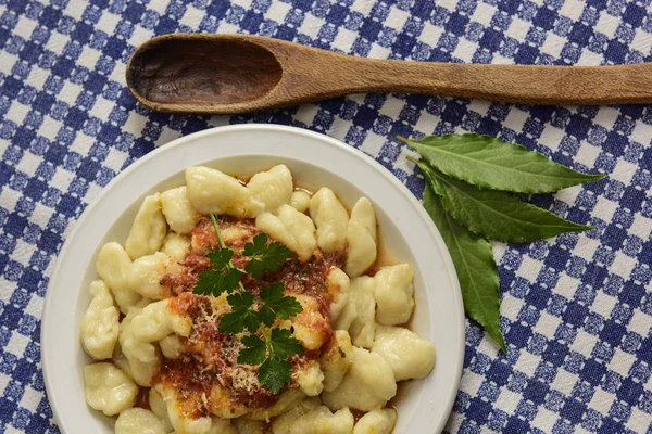 Tallrik Hemlagad Gnocchi Med Riven Ost Bordet — Stockfoto