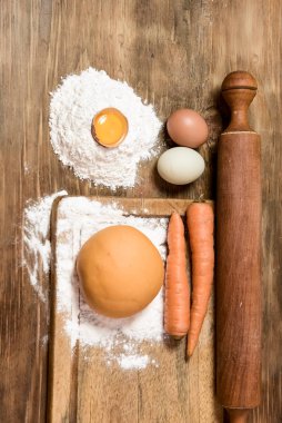 Portakallı havuçlu erişte hamuru ve masada malzemeler..