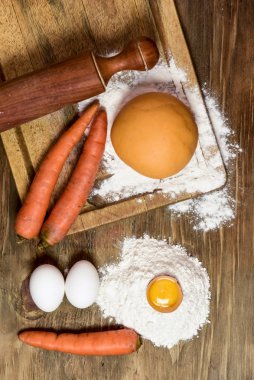 Portakallı havuçlu erişte hamuru ve masada malzemeler..