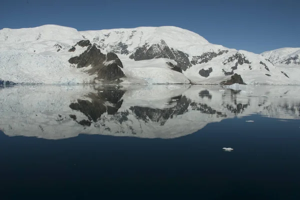 Paraiso Bay Montagne Paesaggio Antartico Pennsula — Foto Stock