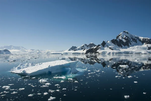 Paisagem Das Montanhas Paraiso Bay Antarctic Pennsula — Fotografia de Stock