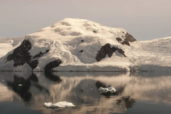 Antarctic Mountainous Landscape Deception Island — Stock Photo, Image