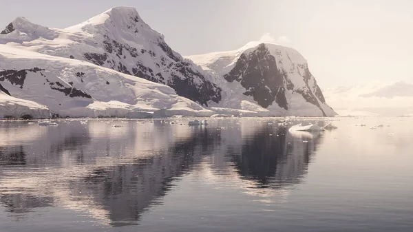 Antarktyczny Krajobraz Górski Wyspa Oszustwa — Zdjęcie stockowe