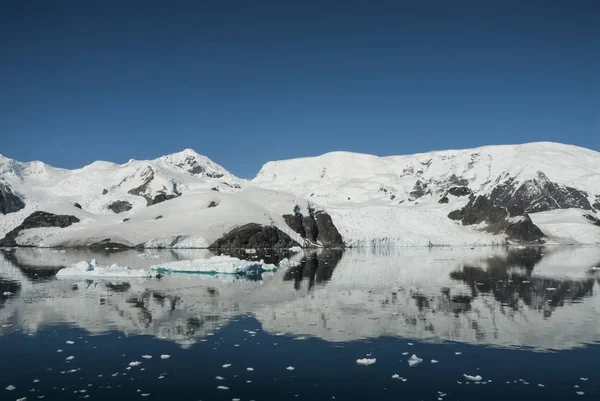 Paraiso Bay Gebirgslandschaft Antarktis Pennsula — Stockfoto