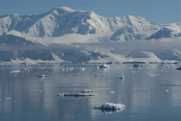 Гори Paraiso Bay Antarctic Pennsula — стокове фото