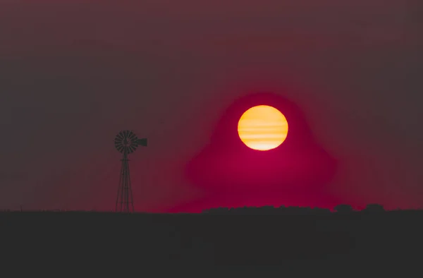 Windmolen Het Platteland Bij Zonsondergang Pampas Patagonië Argentinië — Stockfoto