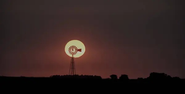 Windmühle Auf Dem Land Bei Sonnenuntergang Pampas Patagonien Argentinien — Stockfoto