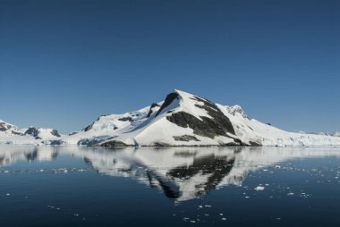 Paraiso Körfezi Dağları manzarası, Antarktika Pennsula.