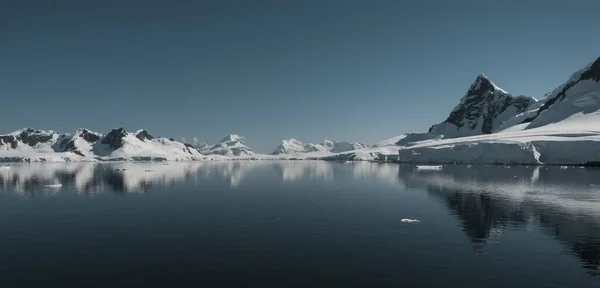 Paisagem Das Montanhas Paraiso Bay Antarctic Pennsula — Fotografia de Stock