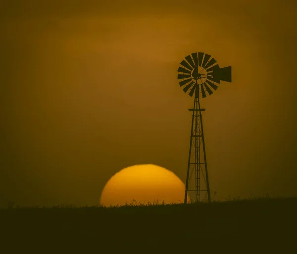 Moinho Vento Campo Pôr Sol Pampas Patagônia Argentina — Fotografia de Stock