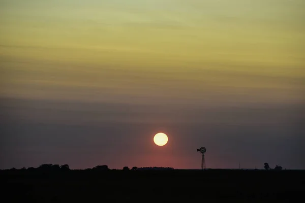 Windmolen Het Platteland Bij Zonsondergang Pampas Patagonië Argentinië — Stockfoto