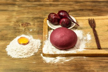 Erişte için pancar hamuru, masada malzemeler var.