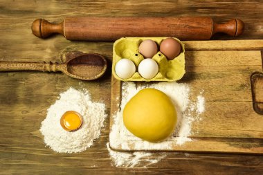 Erişte için yumurta hamuru, masada malzemeler var..