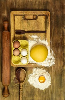 Erişte için yumurta hamuru, masada malzemeler var..