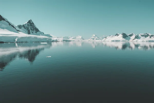 Paisagem Das Montanhas Paraiso Bay Antarctic Pennsula — Fotografia de Stock