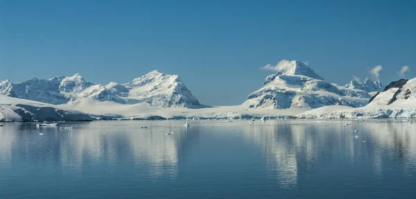 Paraiso Bay Gebirgslandschaft Antarktis Pennsula — Stockfoto