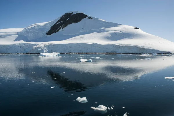 Snöiga Berg Paraiso Bay Antarktis — Stockfoto