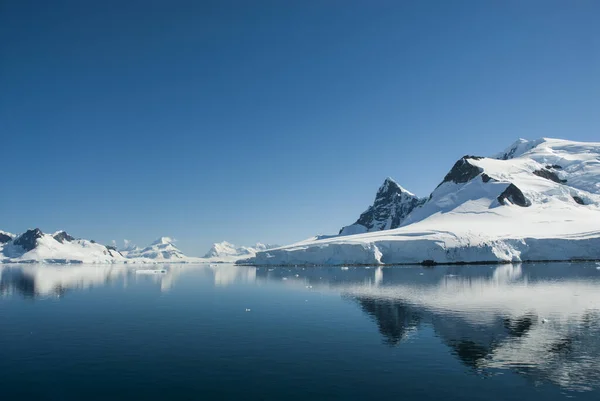 Śnieżne Góry Zatoce Paraiso Antartica — Zdjęcie stockowe