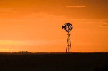 Gün batımında yel değirmeni, Pampas, Patagonya, Arjantin.