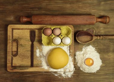 Erişte için yumurta hamuru, masada malzemeler var..