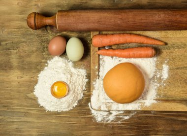 Erişte için havuç hamuru, masada malzemeler var..