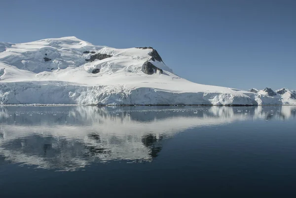 Śnieżne Góry Słoneczny Dzień Paraiso Bay Antartica — Zdjęcie stockowe