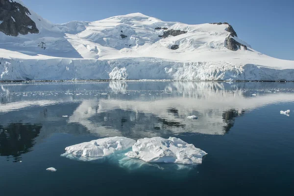 Montanhas Nevadas Dia Ensolarado Baía Paraiso Antártica — Fotografia de Stock